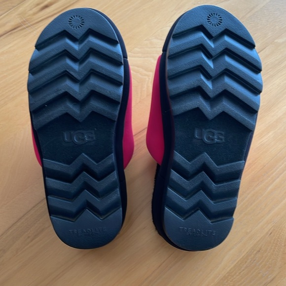 UGG Hot Pink Wedge Slides Size 9
Condition - Excellent - Picture 4 of 5